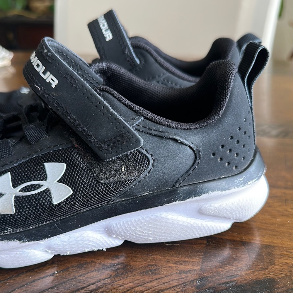 Under Armour Black and White Sneakers with Cushioned Sole - Picture 12 of 12